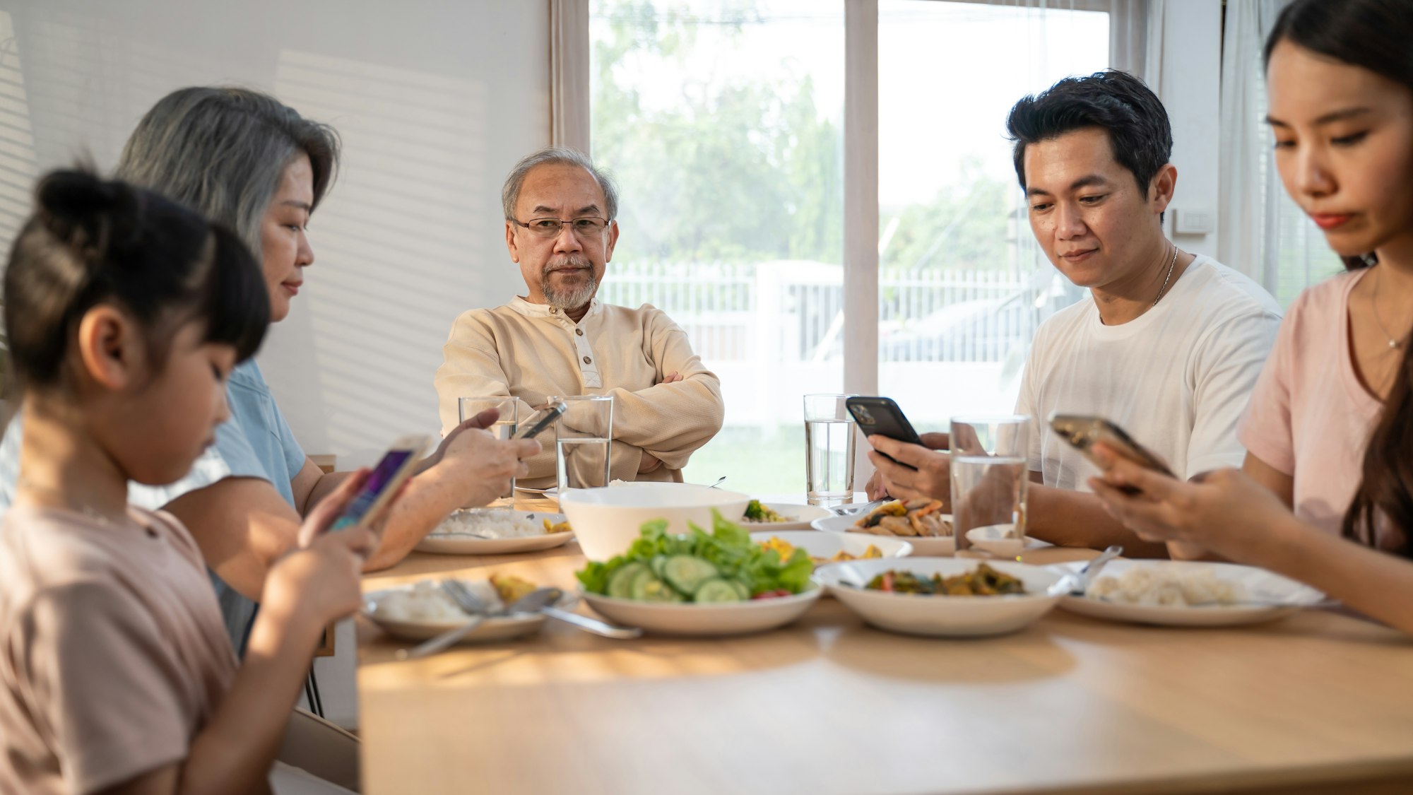 Bahaya Ketergantungan Handphone